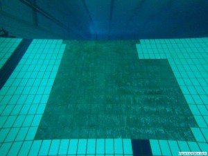 Tegelreparatie schuine wand duiklkuil Orka zwembadreparatie