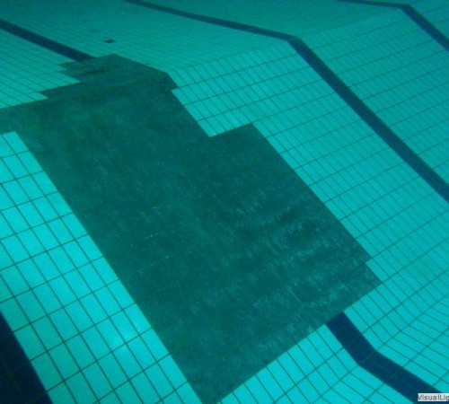 Tegelreparatie schuine wand duiklkuil Orka zwembadreparatie