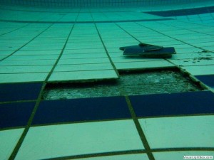 Tegelreparatie schuine wand duiklkuil Orka zwembadreparatie