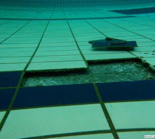 Tegelreparatie schuine wand duiklkuil Orka zwembadreparatie