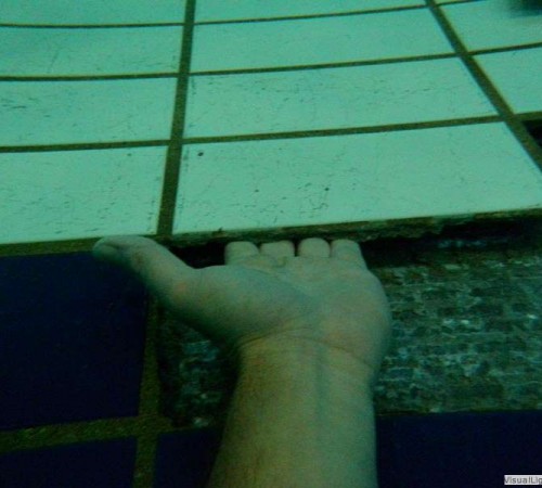 Tegelreparatie schuine wand duiklkuil Orka zwembadreparatie