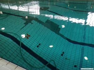 Tegelreparatie schuine wand duiklkuil Orka zwembadreparatie