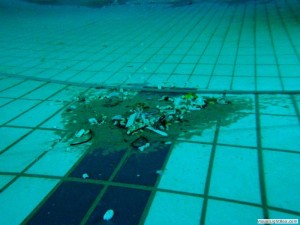 Vuil onder beweegbare bodem Orka zwembadreparatie