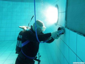 Wandtegel reparatie door Orka zwembadreparatie