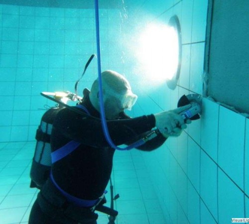 Wandtegel reparatie door Orka zwembadreparatie