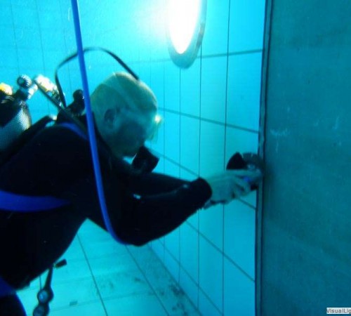 Wandtegel reparatie door Orka zwembadreparatie