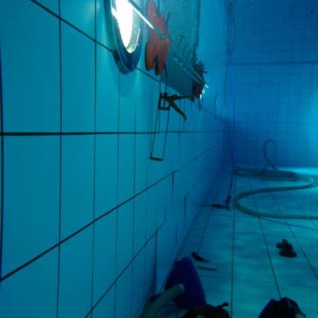 Wandtegel reparatie door Orka zwembadreparatie
